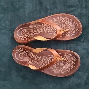 Olukai leather flip flops sandals